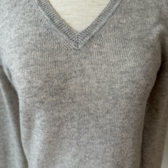 Tahari Pure Luxe 100% Cashmere V-Neck Sweater - Neutral Capsule Light Gray - Picture 5 of 9